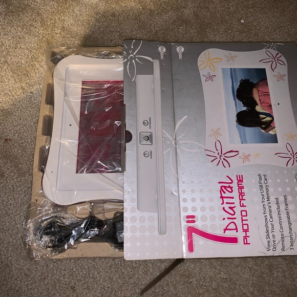 NEVER OPENED Digital Photo Frame - Picture 4 of 9